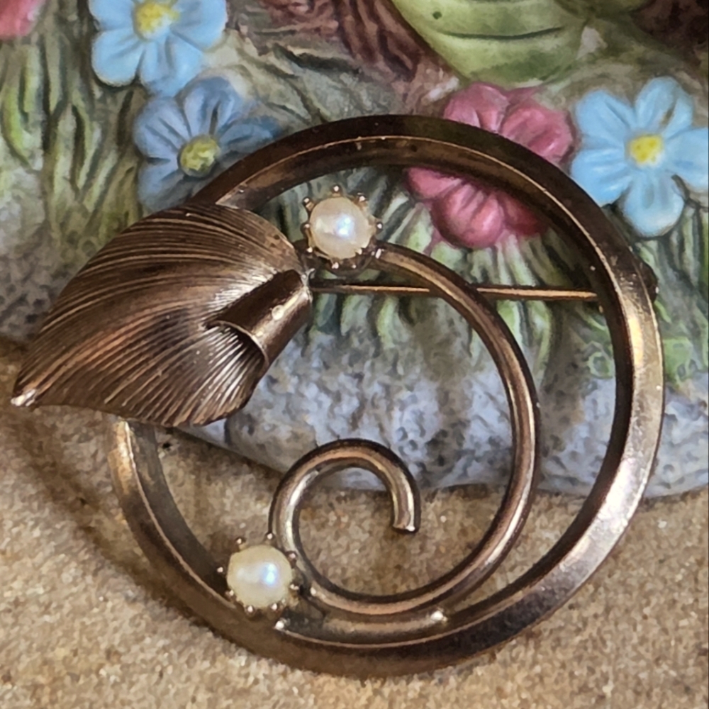 Vintage Circle Brooch with Leaf and Pearls